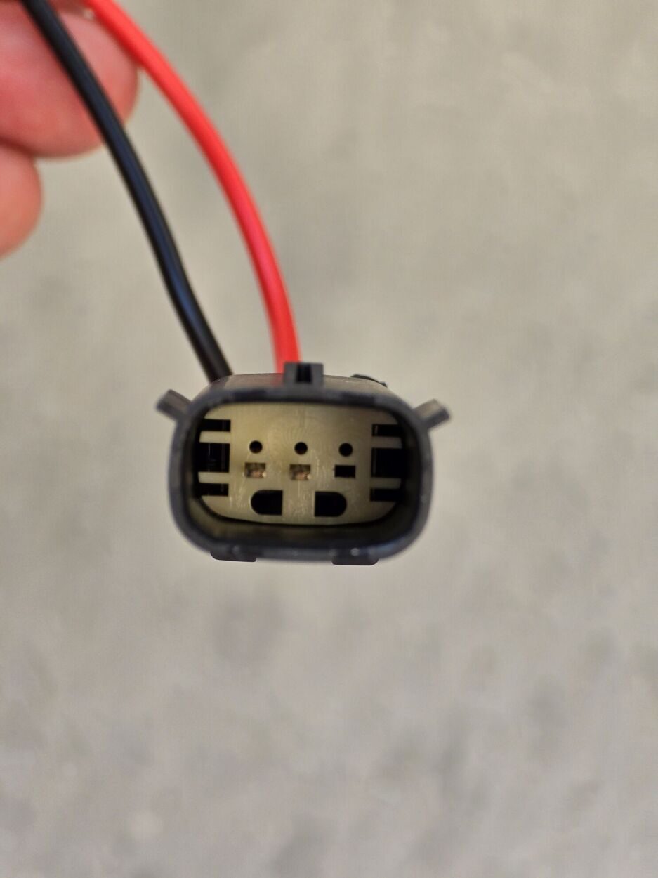 Разъём 3-pin для подключения акссесуаров к бортовой сети BRP Ski-Doo Summit G5