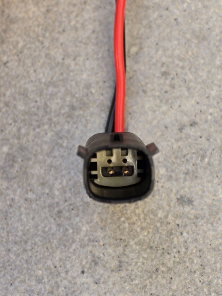 Разъём 2-pin для подключения акссесуаров к бортовой сети BRP Ski-Doo Summit G4